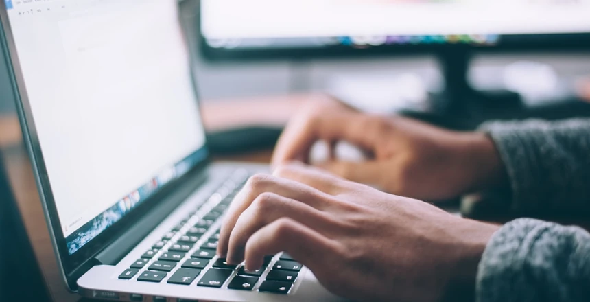 Blog Empresarial Ainda Vale a Pena em 2026? Impacto no SEO e Vendas
